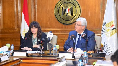 الهجرة والتعليم العالي يبحثان الاستفادة من العلماء المصريين بالخارج.. وتحديد امتحان للطلاب العائدين من أوكرانيا