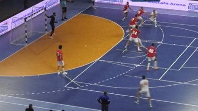 الزمالك يتفوق على الأهلي 13-11 بالشوط الأول في نهائي كأس سوبر اليد