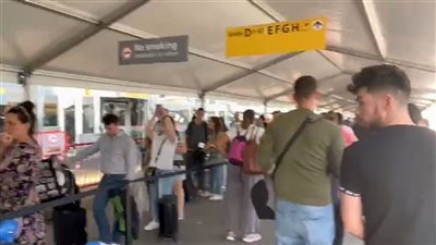 إعلامي مصري يكشف تفاصيل الزحام الشديد في مطار سخيبول بأمستردام بسبب نقص رجال الأمن | فيديو