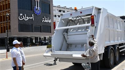 محافظ أسوان يتفقد معدات النظافة الجديدة.. ورفع 146 ألف طن قمامة ومخلفات