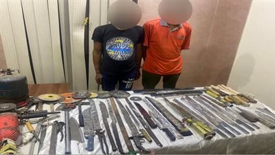 حولا مسكنهما لترسانة أسلحة بيضاء.. القبض على شخصين بتهمة تصنيع الأسلحة بالأميرية