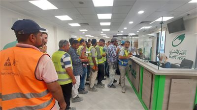 توافد المئات على مجمع خدمات صندوق تحيا مصر بسيدي عبد الرحمن لصرف منحة القوى العاملة | صور