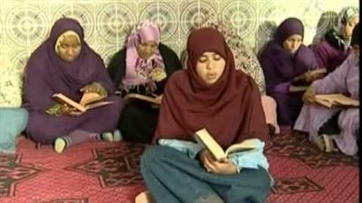 هل يجوز للرجل أن يُحفظ القرآن للفتيات بعد سن البلوغ؟.. الإفتاء تجيب 