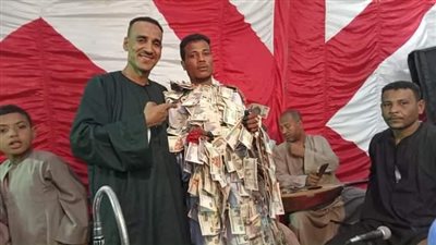 عُقْد فلوس وهدايا.. نص مليون جنيه نُقطة عريس بالأقصر | صور 