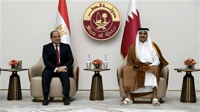 السيسي يلتقي أمير قطر في الديوان الأميري بالدوحة