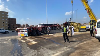 انقلاب سيارة نقل على طريق بنها شبرا الحر بالقليوبية