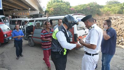 سير عكس الاتجاه.. محافظ القليوبية يضبط سيارات ودراجة نارية بمطلع الطريق الدائري 