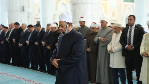 شيخ الأزهر يؤم المصليين
