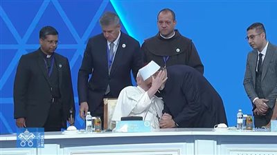 قبض على يده.. بابا الفاتيكان يهمس في أذن شيخ الأزهر خلال مؤتمر قادة الأديان | صور