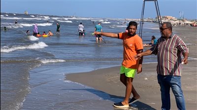 رفع الرايات السوداء بشاطئ بورسعيد.. ومديره يوجه نصائح للمصطافين | صور وفيديو