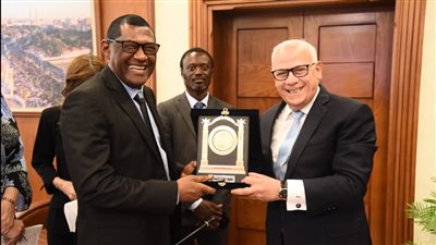 محافظ بورسعيد يبحث مع سفير جمهورية سيراليون سبل التعاون في إقامة مشروعات صناعية كبرى | صور 