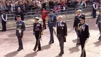 بالرغم من تورطه في قضايا جنسية.. الأمير أندرو يحضر جنازة الملكة إليزابيث ويرتدي الأوسمة والنياشين