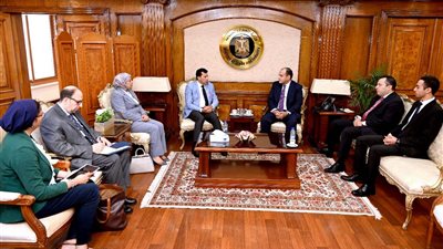 وزير التجارة: حريصون على تشجيع القطاع الخاص لتعميق التصنيع المحلي للمستلزمات الرياضية وتجهيزات الملاعب