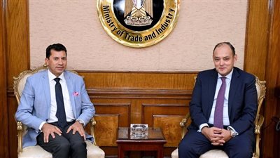 أشرف صبحي يبحث تعزيز التعاون مع وزارة الصناعة لإقامة مشروعات الشباب بالمجمعات