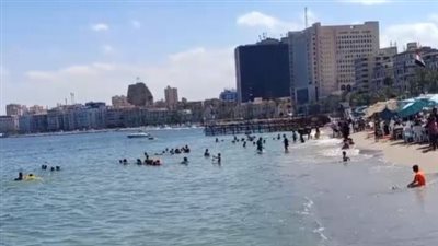 رغم هدوء الأمواج.. إقبال ضعيف على شواطئ الإسكندرية قبل بدء العطلة الأسبوعية | بث مباشر 