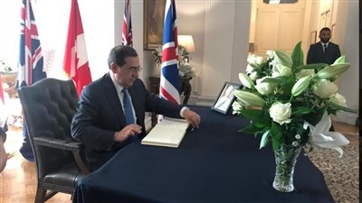 أمين رئاسة الجمهورية وشيوخ بالأزهر وأساقفة يعزون في الملكة إليزابيث بالسفارة البريطانية