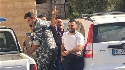 هدد بحرق المصرف وحصل على 19 ألف دولار.. تفاصيل اقتحام لبناني أحد البنوك لاسترداد وديعته 