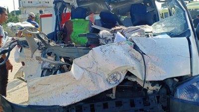 مصرع 4 أشخاص وإصابة 10 آخرين في تصادم سيارة ميكروباص بالبحيرة