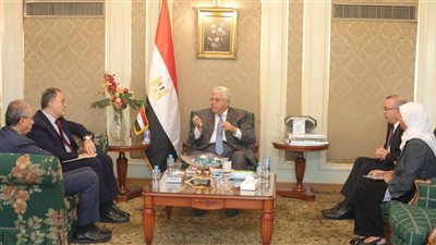 وزير التعليم العالي يطالب الجامعة الأمريكية بزيادة المنح المُقدمة لطلاب المدارس الحكومية