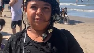 أم بسمة تصور المصطافين بالملابس البدوية على شاطئ بورسعيد: لفيت العالم عشان لقمة العيش | بث مباشر