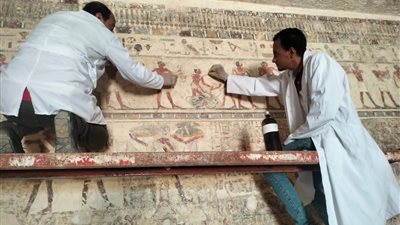 الآثار تبدأ ترميم نقوش مقابر بني حسن في المنيا 