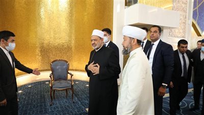 شيخ الأزهر يصل مسجد نور سلطان الكبير أكبر مساجد كازاخستان وسط احتشاد المسلمين لاستقباله