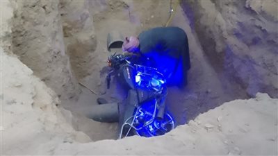 إصابة شابين سقطا في حفرة صرف صحي بالأقصر