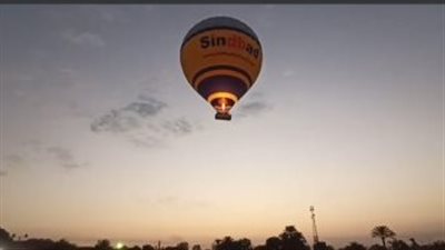 تقل 280 سائحا.. اللحظات الأولى لانطلاق رحلات البالون الطائر بسماء الأقصر │ بث مباشر