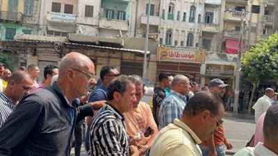 انهار باكيا وغياب الفنانين.. مشاهد من جنازة شقيق أحمد شيبة