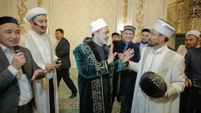 الإمام الأكبر يرفض استبدال عمامة الأزهر بغيرها خلال زيارته لكازاخستان