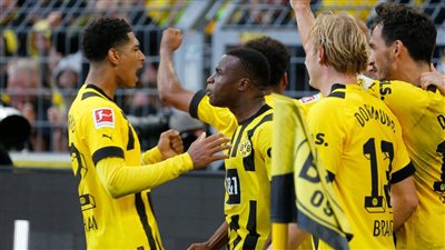بوروسيا دورتموند يعتلي صدارة الدوري الألماني بفوز صعب على شالكه