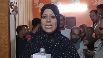 مستريح يستغل أمية المواطنين بالمنيا ويقنعهم بالاقتراض.. وإحدى ضحاياه: بصمني على قرض بـ 65 ألف جنيه | بث مباشر