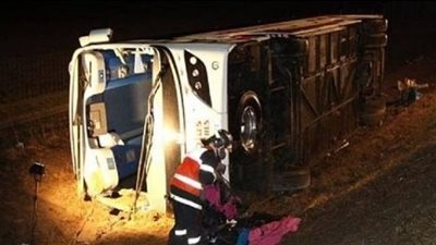 إصابة 28 شخصًا في حادث انقلاب أتوبيس بالسويس | أسماء 