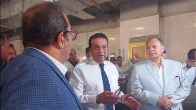 وزير الصحة لمسؤول الشركة المنفذة لمستشفى منفلوط النموذجي: آخرك شهر 12 ويتسلم | صور