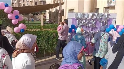 بالبلالين والشخصيات الكرتونية.. المدارس الدولية تستقبل طلابها في أول يوم دراسة | صور 