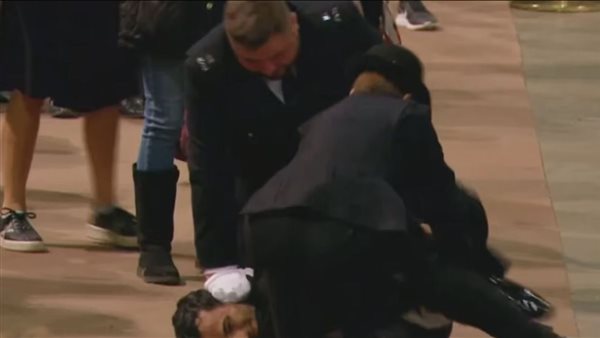 شخص حاول فتح نعش