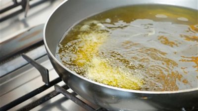 خبراء: إعادة تسخين زيت الطهي واستخدامه يزيد من مخاطر الإصابة بالسرطان