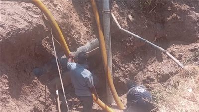 بعد إصلاح الكسر.. محافظ أسوان يتابع إعادة تشغيل وتدفق مياه الشرب لحي الصداقة الجديد