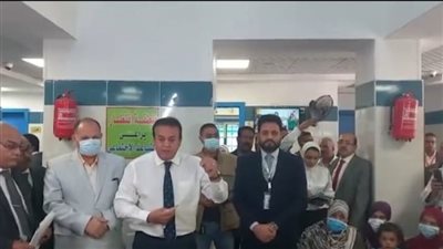 وزير الصحة ينفعل على سيدة أنجبت 5 أطفال: هتعلميهم ازاي؟