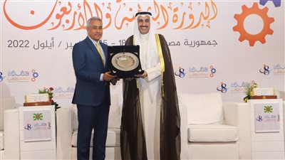 وزير القوى العاملة يتسلم درع منظمة العمل العربية