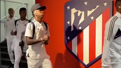 فينيسيوس يستفز لاعبي أتلتيكو مدريد.. والجماهير تواجه بهتافات عنصرية I فيديو
