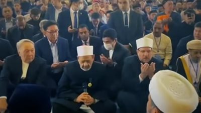 الإمام الأكبر يدعو بأكبر مساجد آسيا الوسطى.. و30 ألف مسلم أجنبي يرددون: آمين | فيديو 