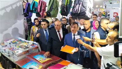 على هامش أهلاً مدارس.. محافظ الإسكندرية: معرض بالمجان للأسر الأولى بالرعاية قبل بدء الدراسة | صور