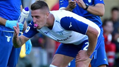 بسبب مولوده الجديد.. احتفال غريب من لاعب لاتسيو الإيطالي