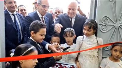 بالمزمار والصور التذكارية.. وزير الاتصالات يفتتح مكتب بريد أبو الجود في قنا