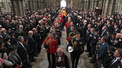 مشهد مهيب.. وصول جثمان الملكة إليزابيث إلى كاتدرائية وستمنستر | صور