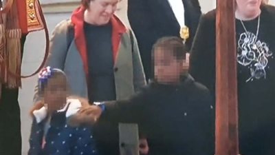 طفل يثير إعجاب الجمهور خلال وقوفه بالطابور لرؤية نعش الملكة إليزابيث.. ماذا فعل؟