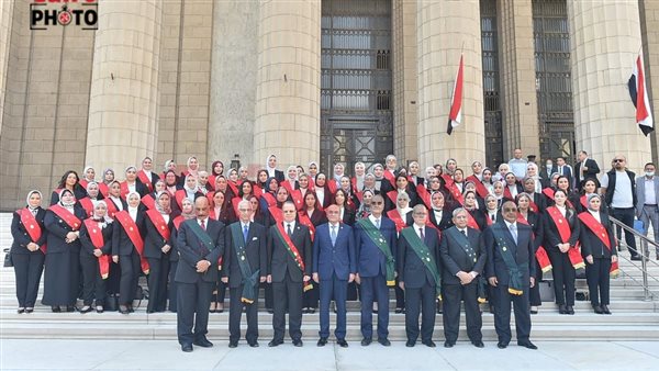  القاضيات الجدد يؤدين