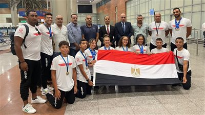 الشباب والرياضة تستقبل بعثتي السباحة بالزعانف والملاكمة بمطار القاهرة