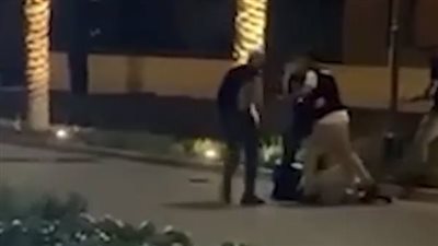 اتهام سيدة وزوجها بضرب فرد أمن بكمبوند بالتجمع الخامس.. والضحية: قالتلي افتحلي الباب يا حيوان | بث مباشر